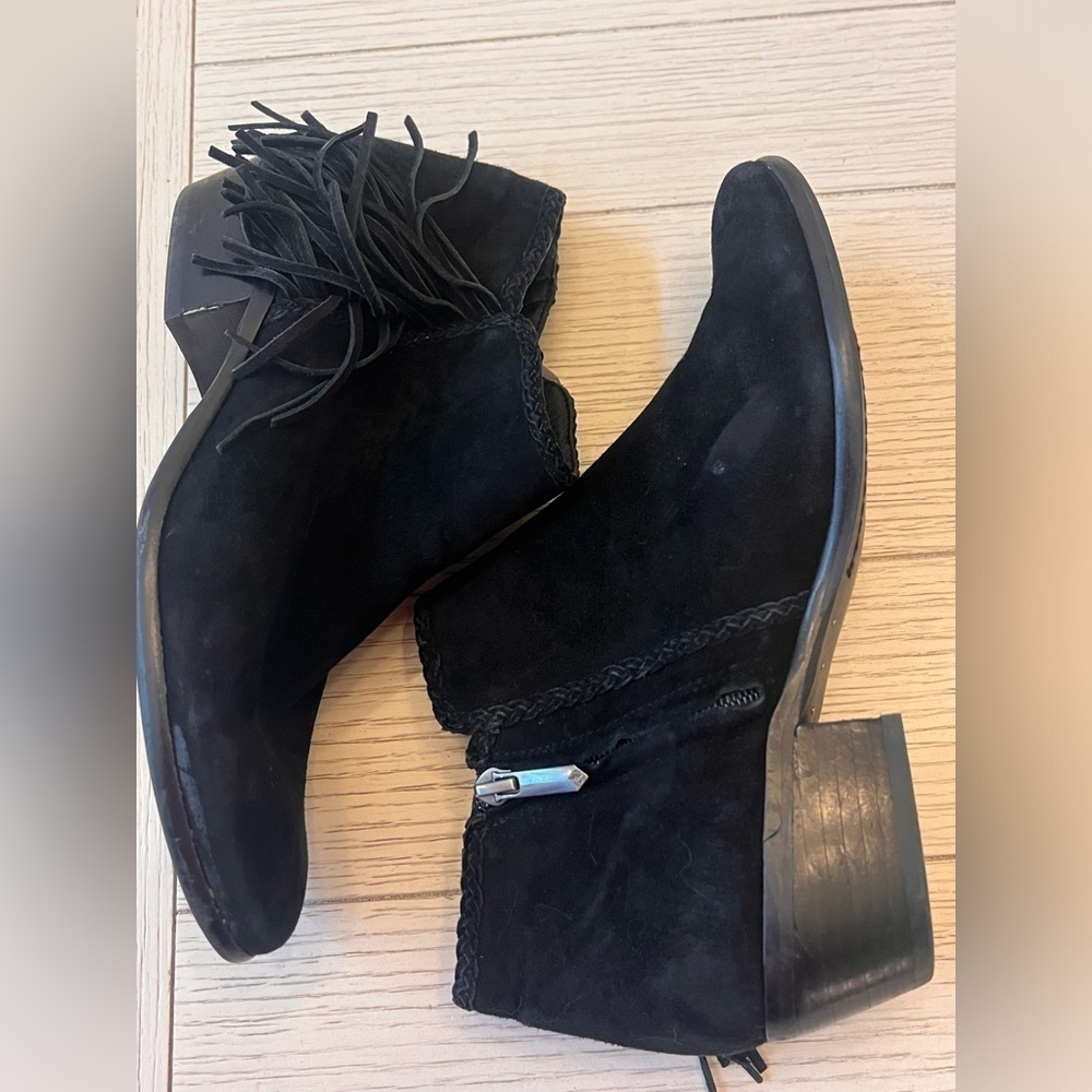 Sam Edelman Paige‎ suede fringe ankle boots w/ zip closure. Size 7
